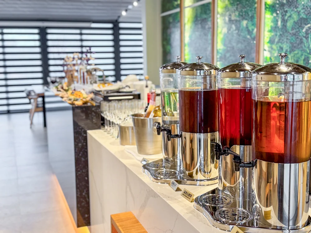 日光半自助飲品吧的果汁、茶飲與後方點心餐檯