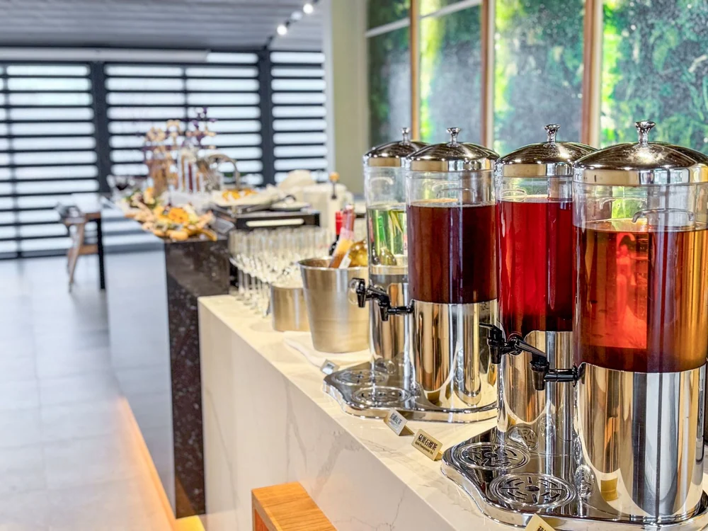 H 館咖啡廳飲品吧的茶飲、果汁與餐檯