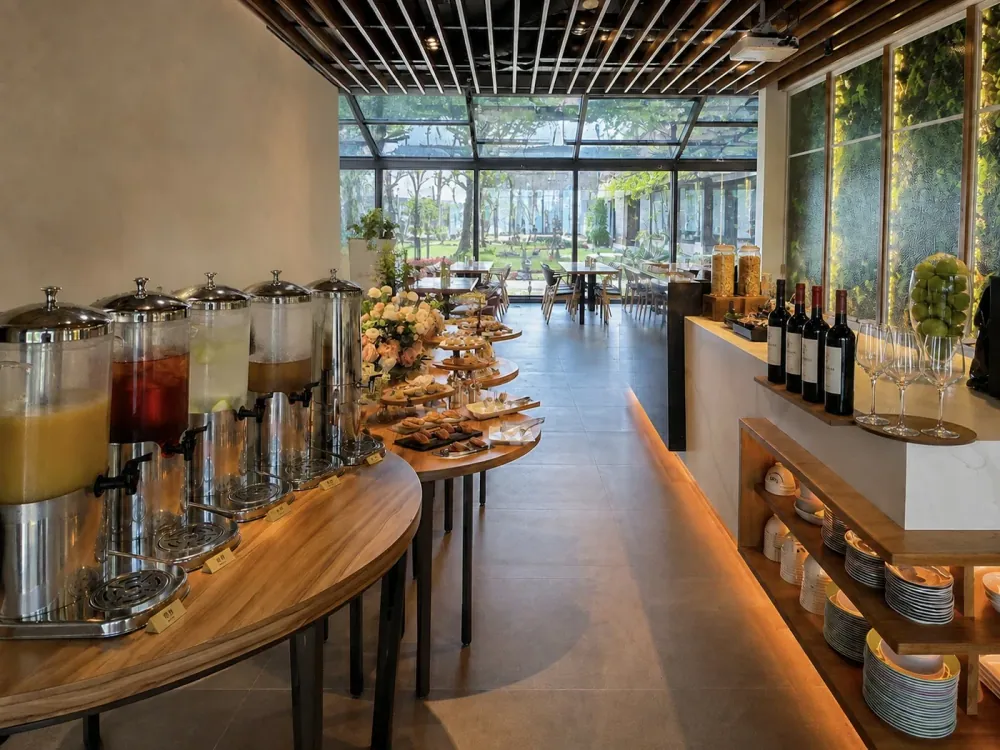 H 館咖啡廳沿著吧台安排飲料與餐點的聚會佈置